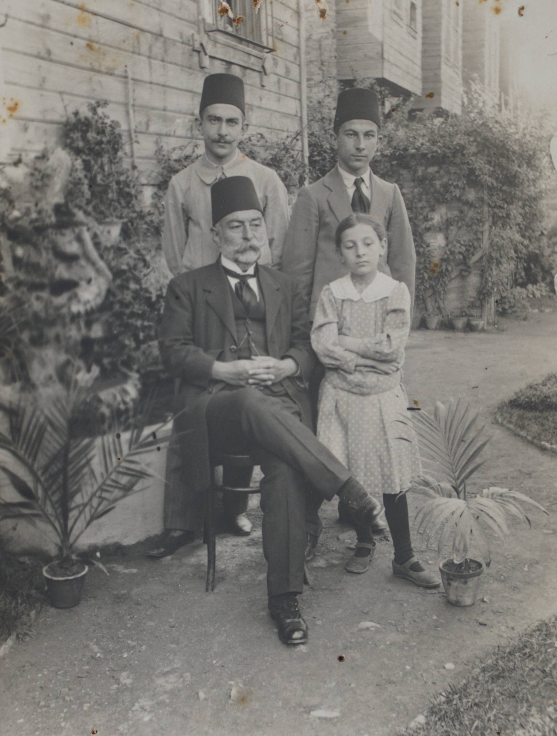 Burhan Felek, Üsküdar İhsaniye Mahallesi’ndeki evinin bahçesinde Babasi Mahmut Ziyaeddin, kardeşleri Hüdai ve Sabahat ile birlikte…