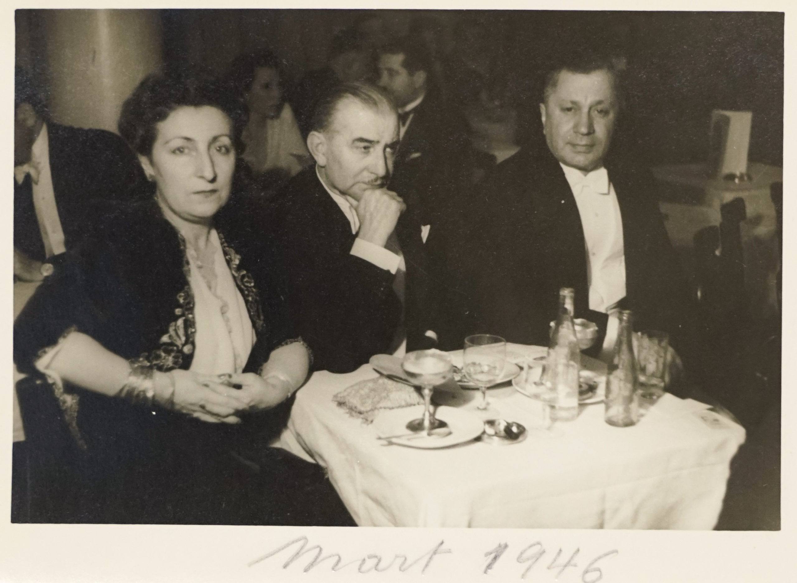 Burhan Felek kızkardeşi Sabahat Sav ve eniştesi Nizamettin Ali Sav ile bir davette (1946)