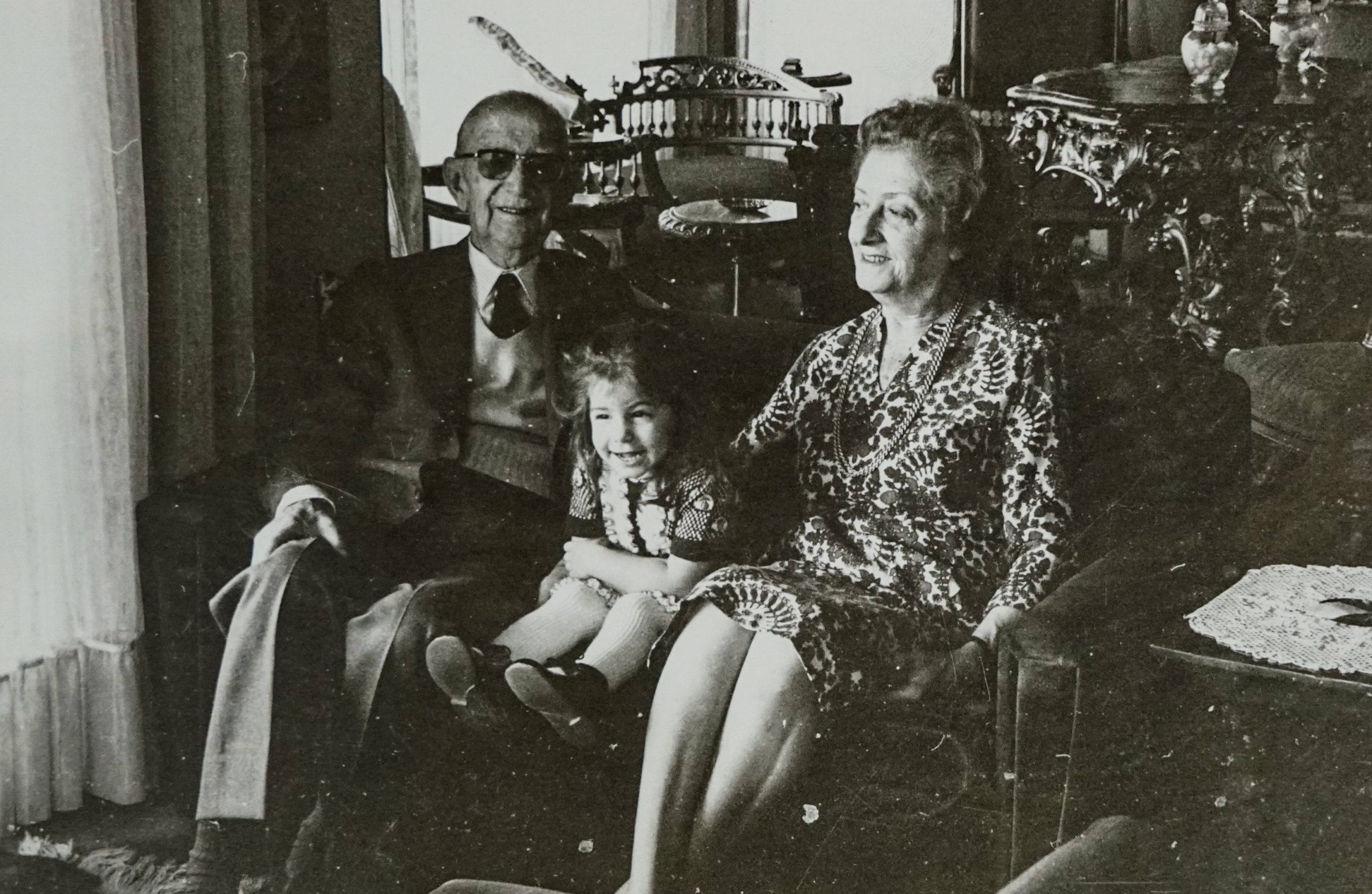 Burhan Felek, eşi E. Kosta Felek ve torunu Heves Atasoy ile evinde